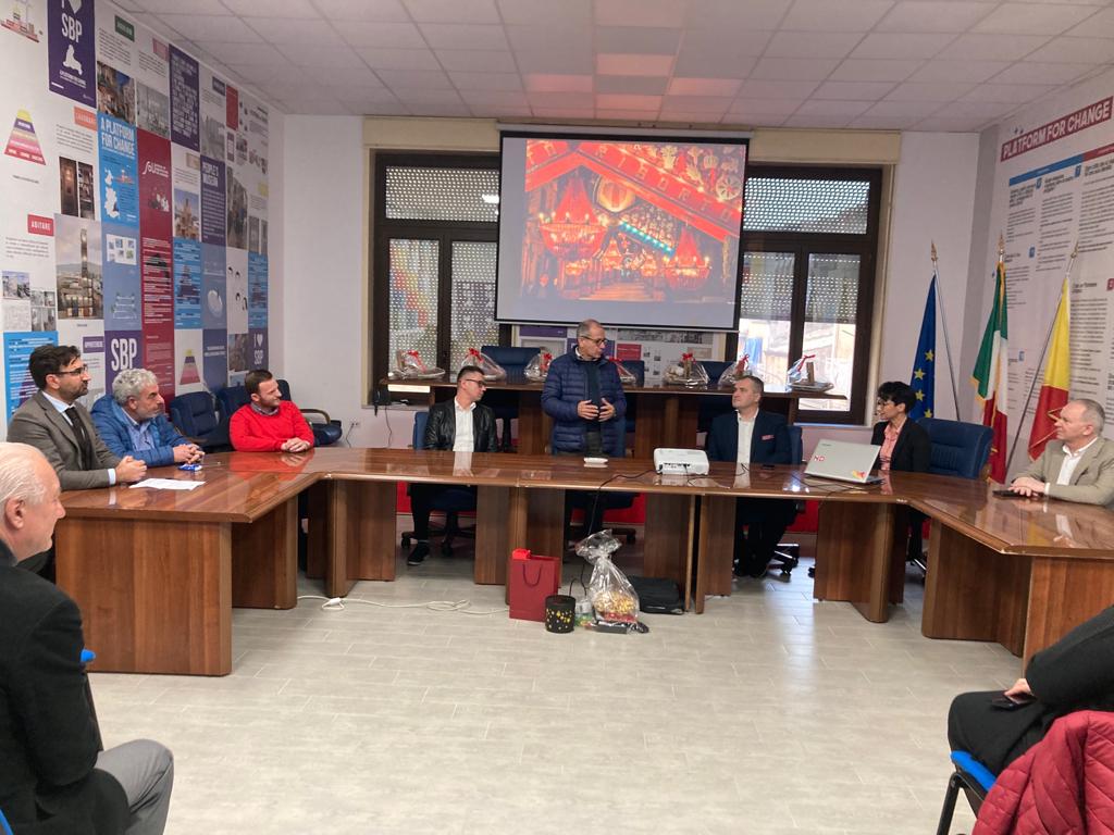 Na zdjęciu widać przedstawicieli Lokalnej Grupy Działania Ziemi Siedleckiej oraz Bialskopodlaskiej Lokalnej Grupy Działania wzięli udział w wyjeździe do Włoch do Gal Sicani – Distretto Rurale di Qualità Sicani w celu nawiązania nowej współpracy w ramach programu LEADER