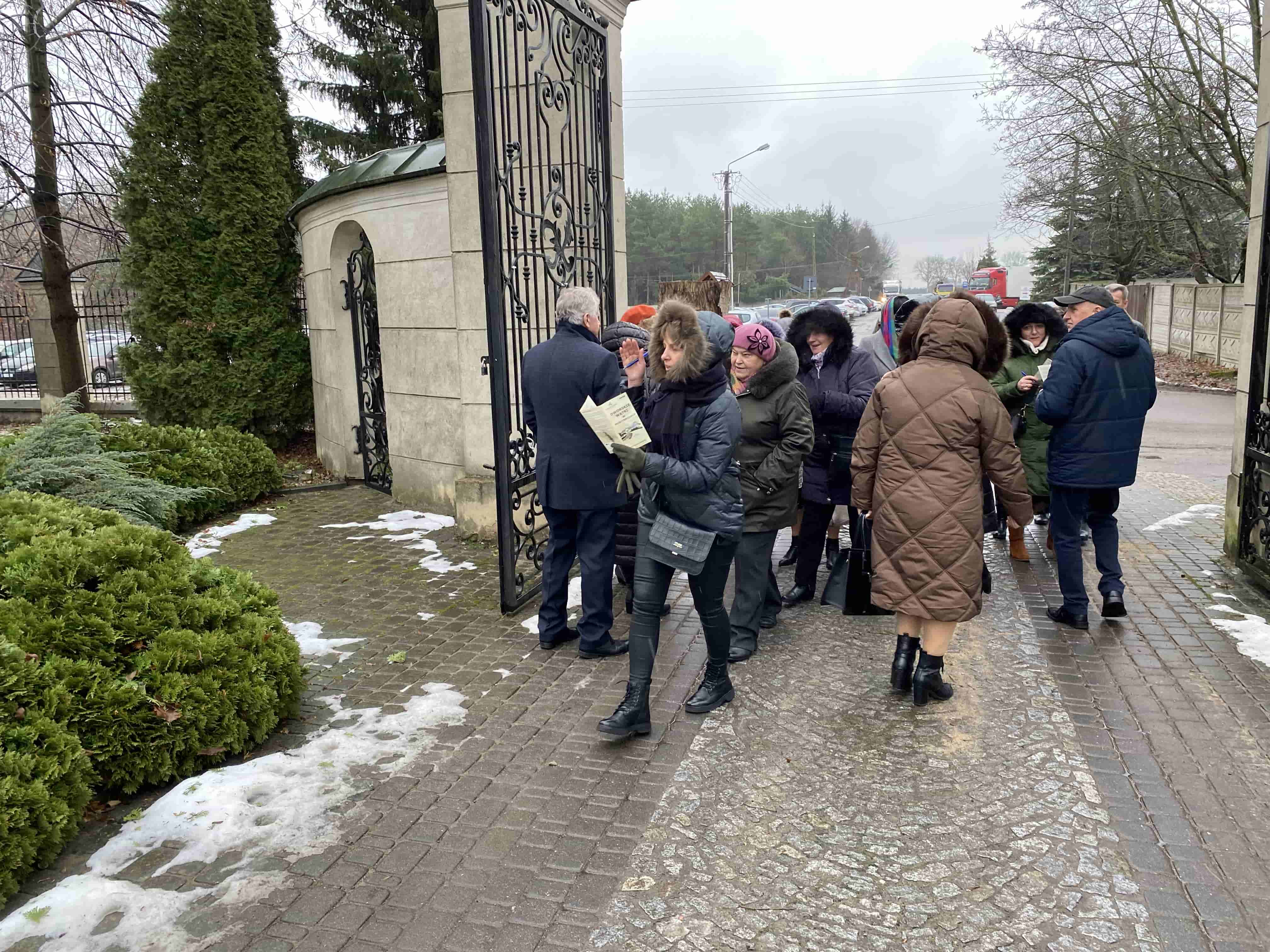 Zdjęcie przedstawia uczestników konwentu podczas gry terenowej.