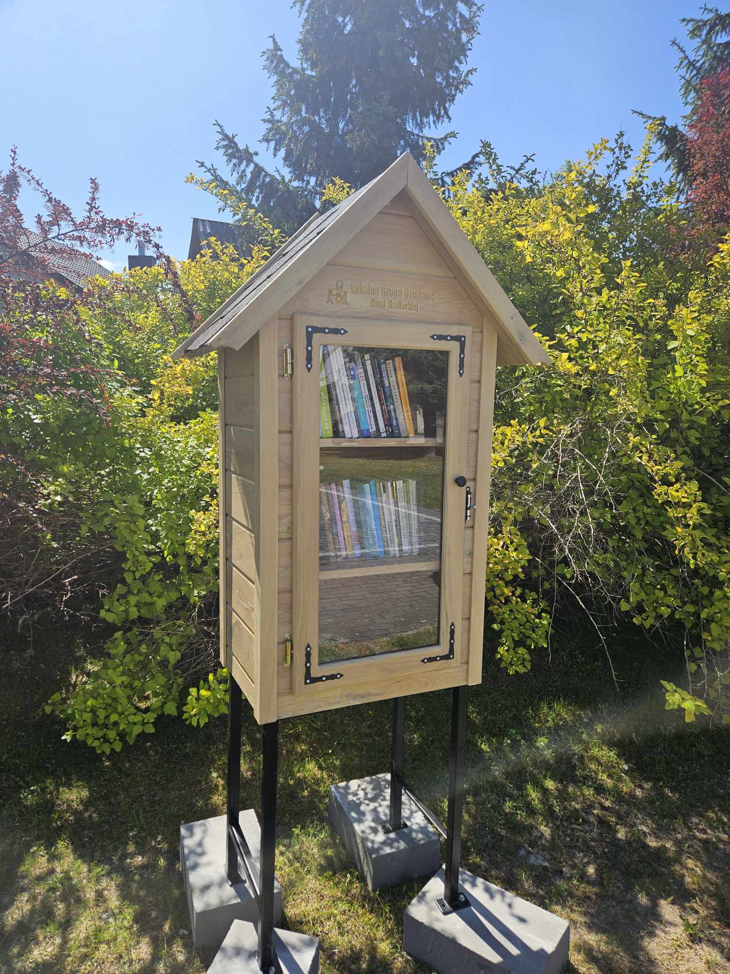 Zdjęcie przedstawiające biblioteczkę zewnętrzną.